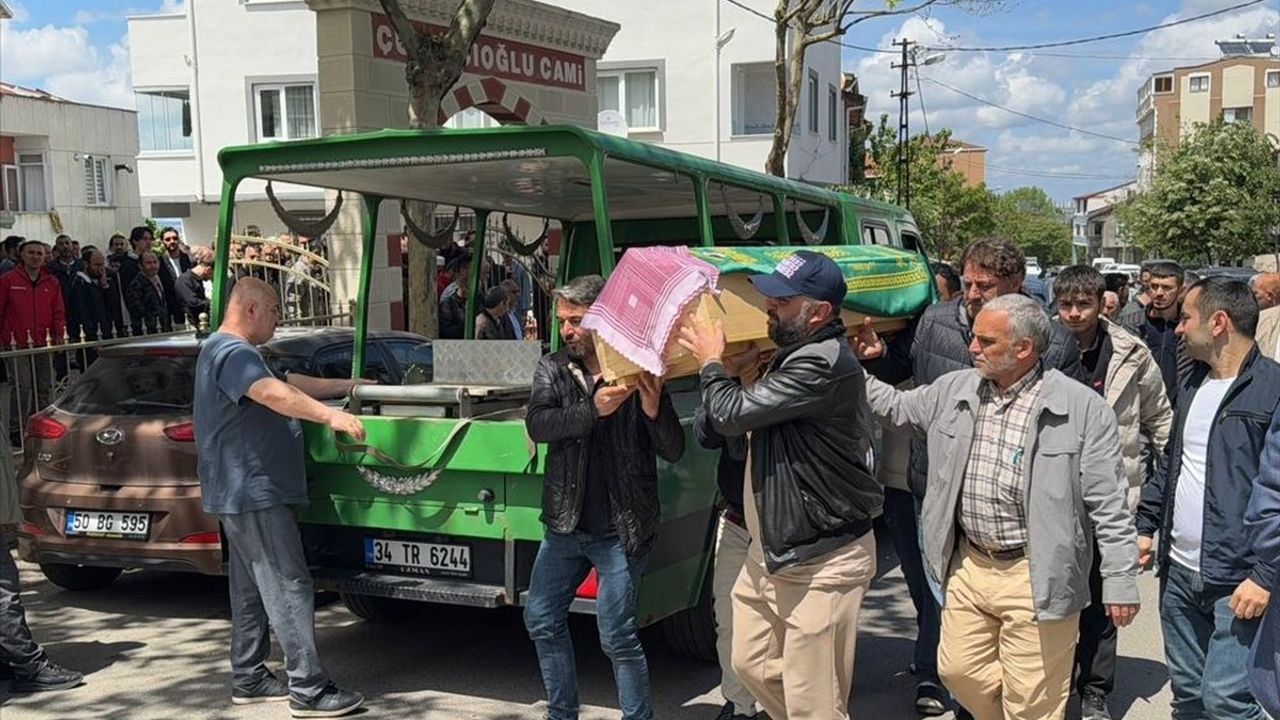 Sultanbeyli'de Kız Çocuğunun Cenazesi Toprağa Verildi