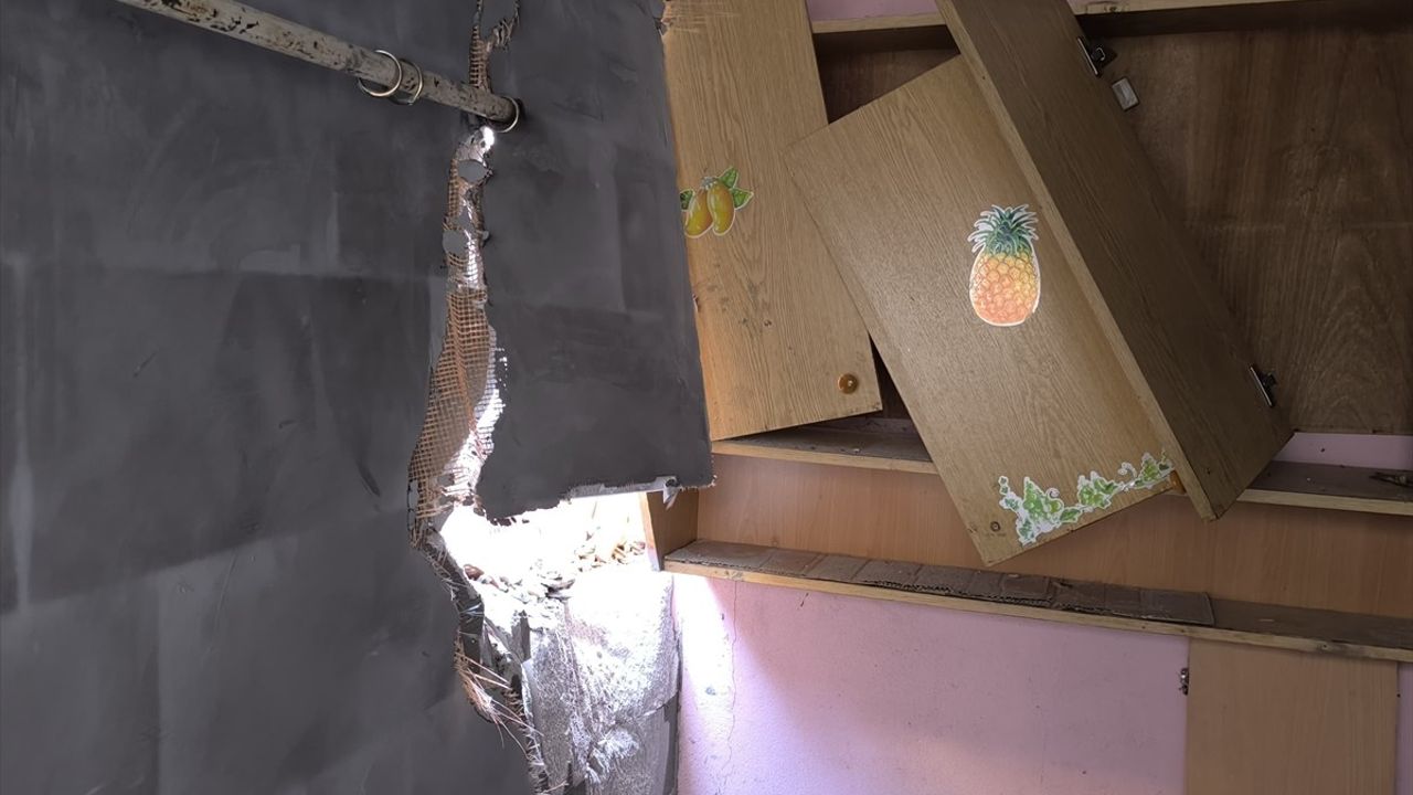 Sultangazi'de Bina Yıkımı Sırasında Komşu Apartman Hasar Gördü
