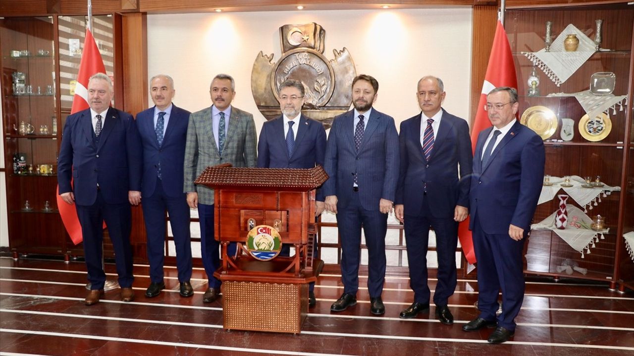 Tarım ve Orman Bakanı Yumaklı Rize'de Temaslarda Bulundu