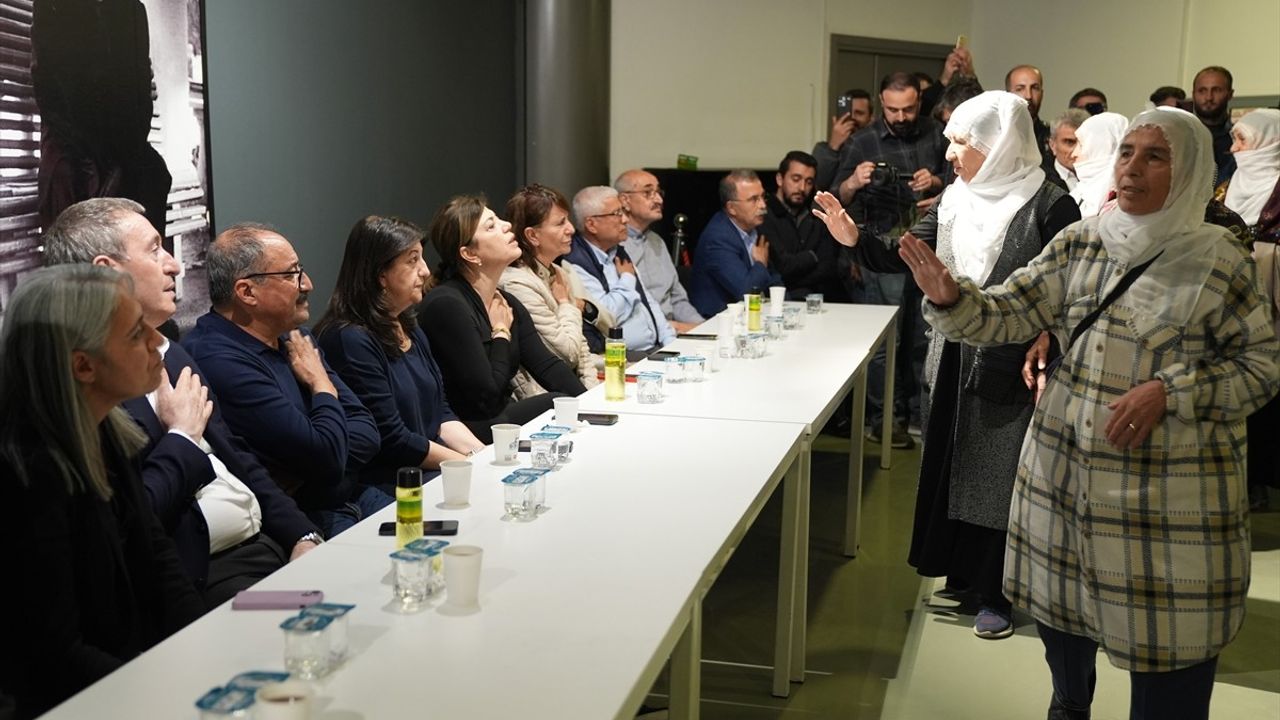 Taziye Ziyaretleri Devam Ediyor: Sırrı Süreyya Önder'in Anısı