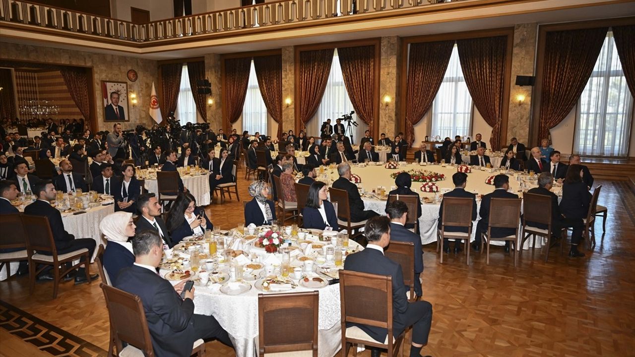 TBMM Başkanı Kurtulmuş, Gençlerle Bir Araya Gelerek Terörsüz Türkiye Vizyonunu Paylaştı