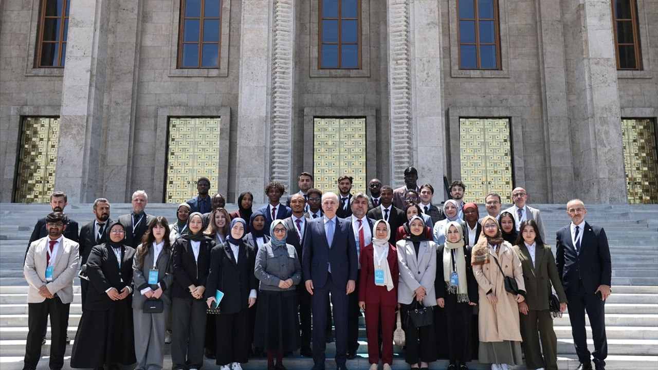 TBMM Başkanı Kurtulmuş, Maarif Mezunları Diplomasi Kampı Öğrencileriyle Buluştu