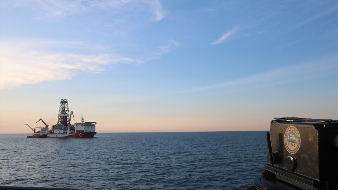 TCG Barbaros Gemisi Sondaj Gemilerine Koruma Sağlıyor