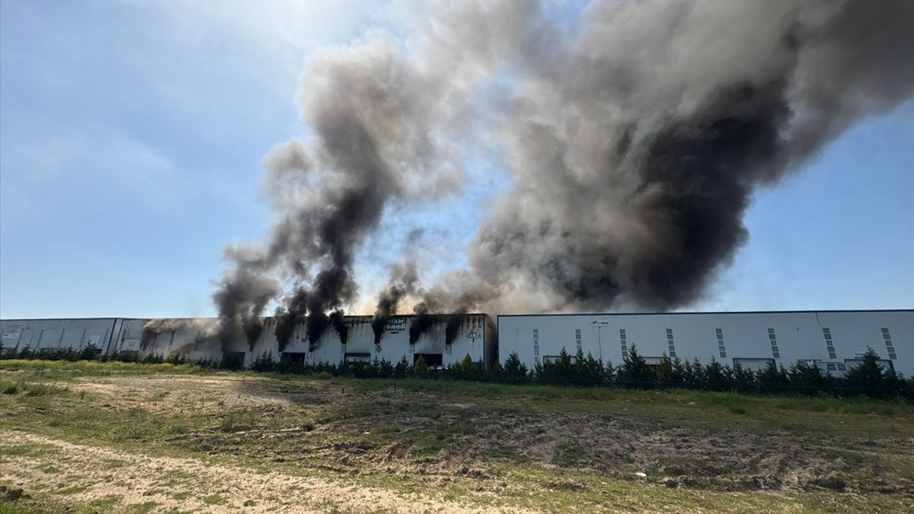 Tekirdağ'da Kauçuk Fabrikasında Yangın İhbarı