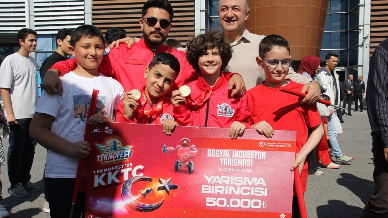 TEKNOFEST KKTC'de Türkiye Birincisi Olan Öğrenciler Kayseri'de Coşkuyla Karşılandı