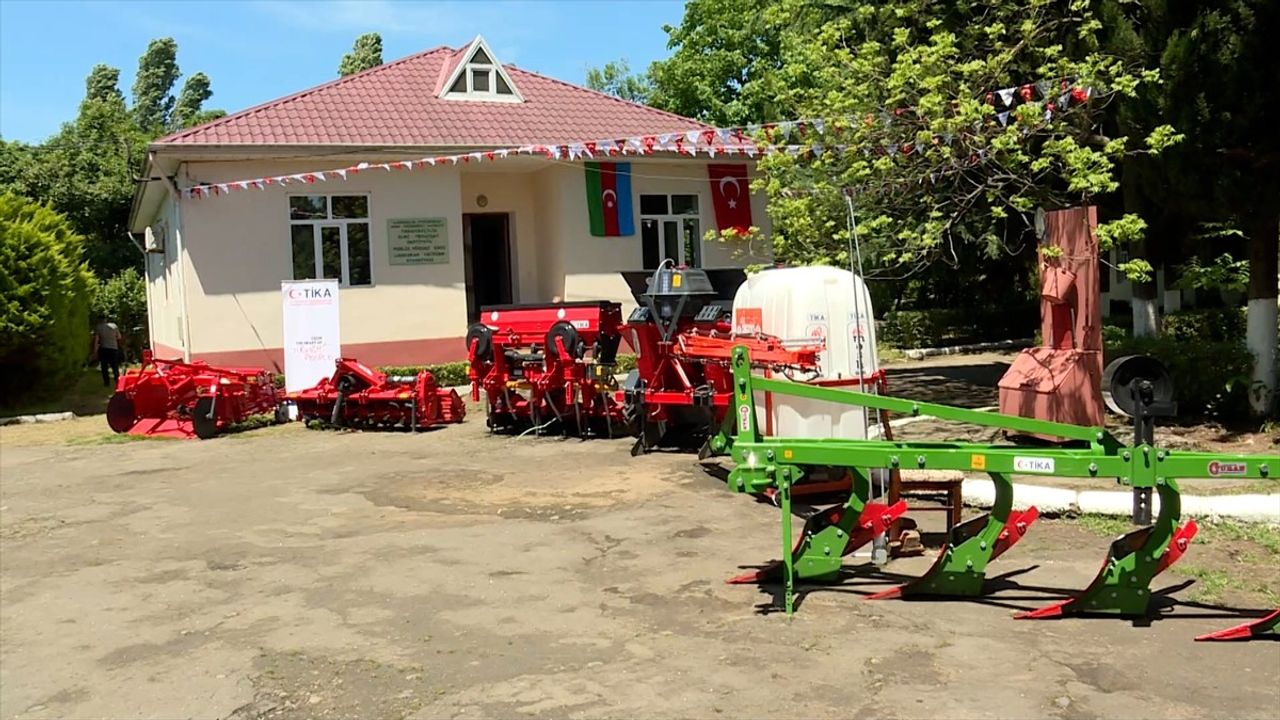 TİKA, Lenkeran'daki Sağlık Durumu Kısıtlı Çocuklara Halı Saha Desteği Sunuyor