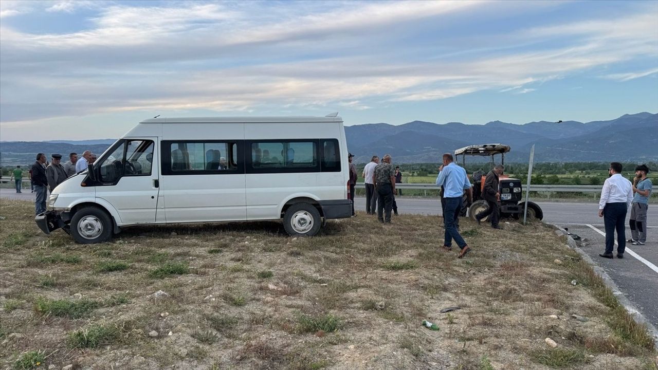 Tokat'ta Minibüs ve Traktör Çarpışması: 7 Yaralı