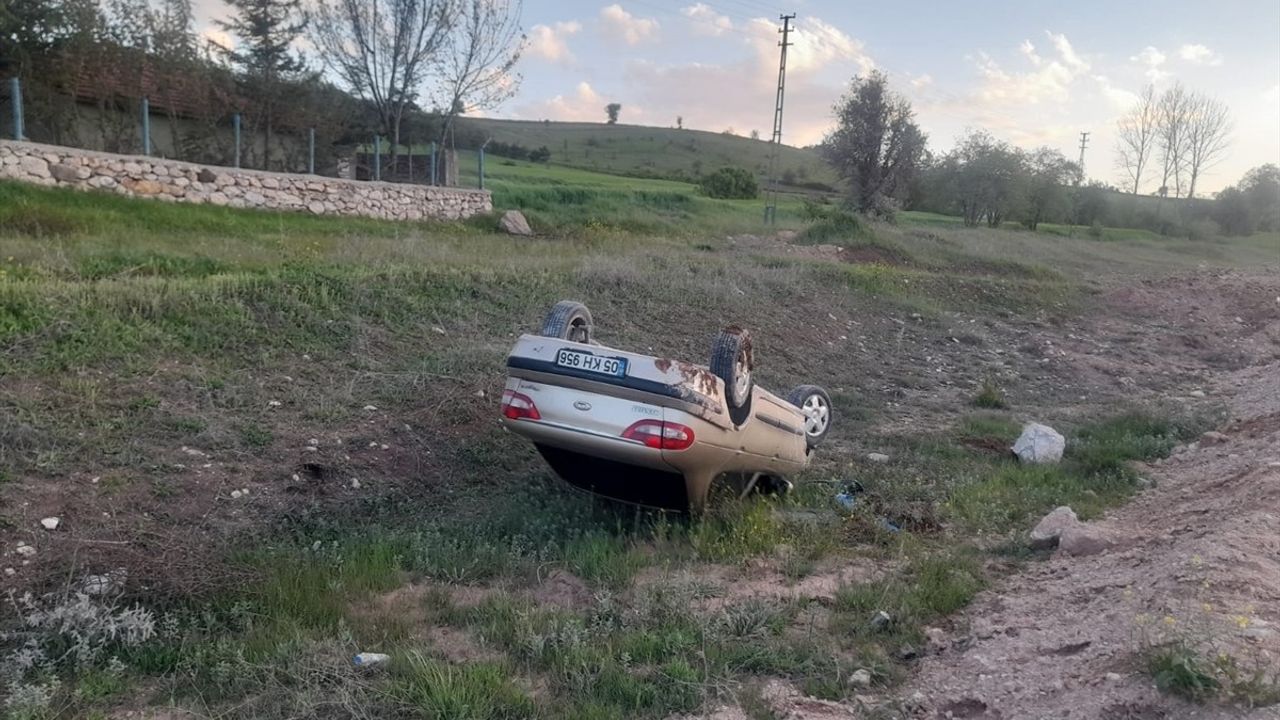 Tokat'ta Şarampole Devrilen Otomobilde İki Yaralı