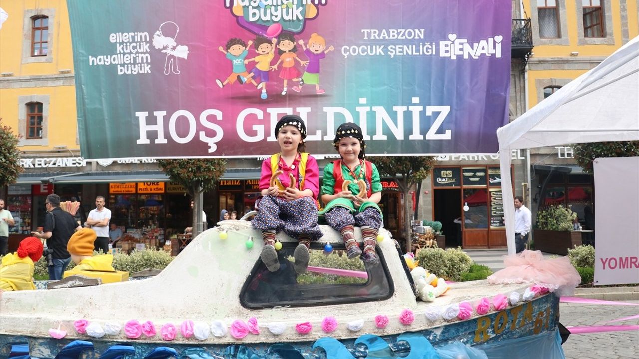 Trabzon'da Çocuk Bienali Şenliği Düzenlendi