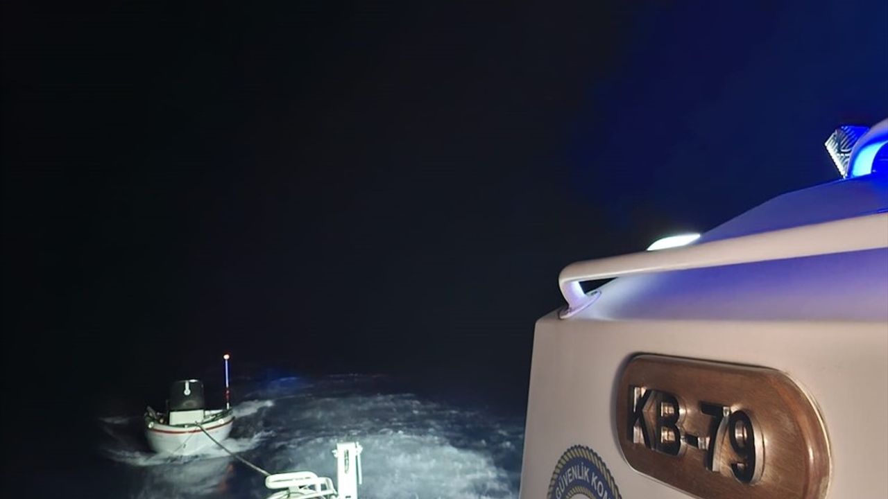 Trabzon'da Denizde Sürüklenen Tekne Kurtarıldı