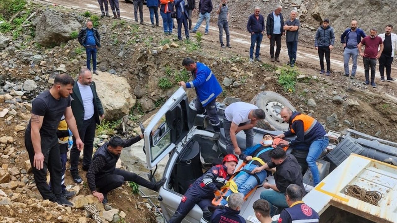 Trabzon'da Kamyon Devrildi, Sürücü Yaralandı