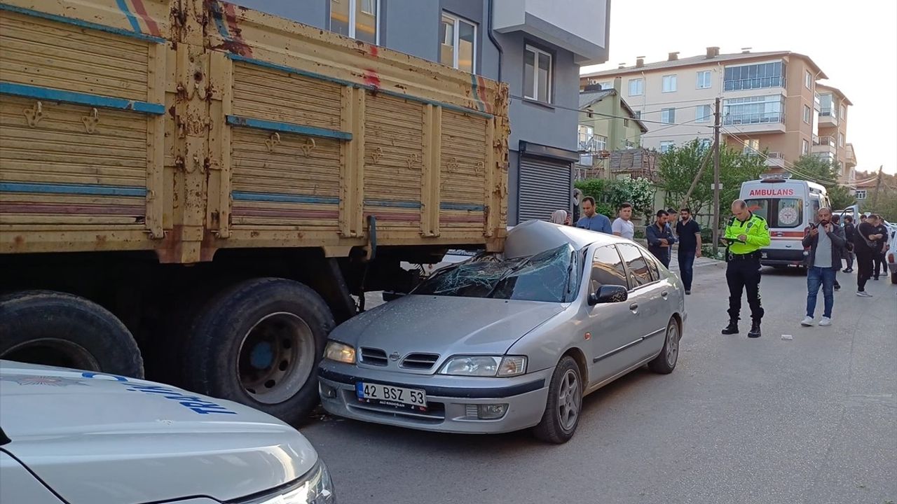 Trabzon'da Trafik Kazası: Otomobil Park Halindeki Kamyona Çarptı