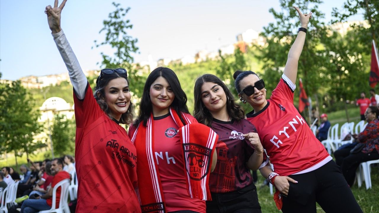 Traktör Taraftarları İstanbul'da Şampiyonluğu Coşkuyla Kutladı