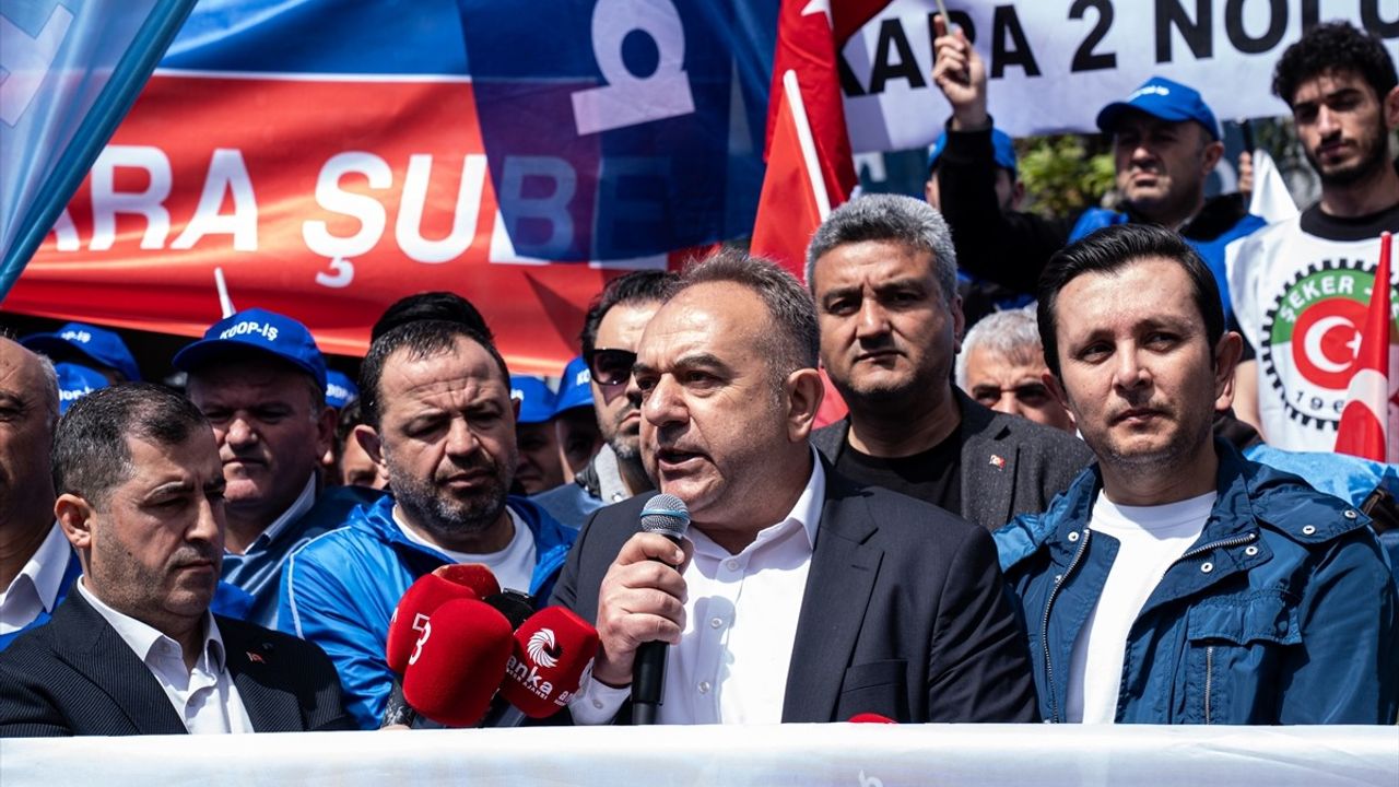 Türk-İş'ten Hazine ve Maliye Bakanlığı Önünde 1 Mayıs Açıklaması