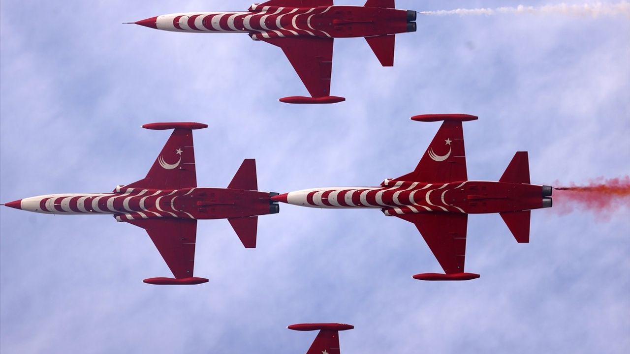 Türk Yıldızları'nın Etkileyici Gösterisi