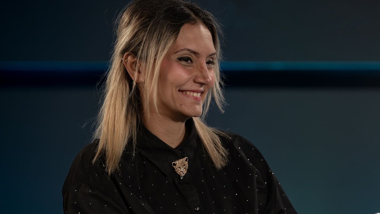 Türkiye'nin İlk Sağır Sunuculu Kültür-Sanat Programı: İşaretler