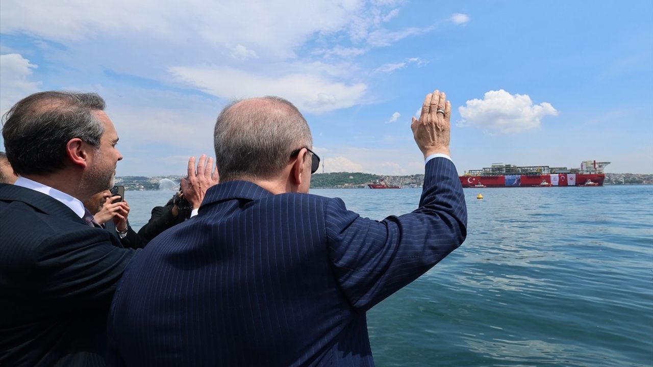 Türkiye'nin İlk Yüzer Gaz Üretim Platformu Osman Gazi Karadeniz'e Uğurlandı