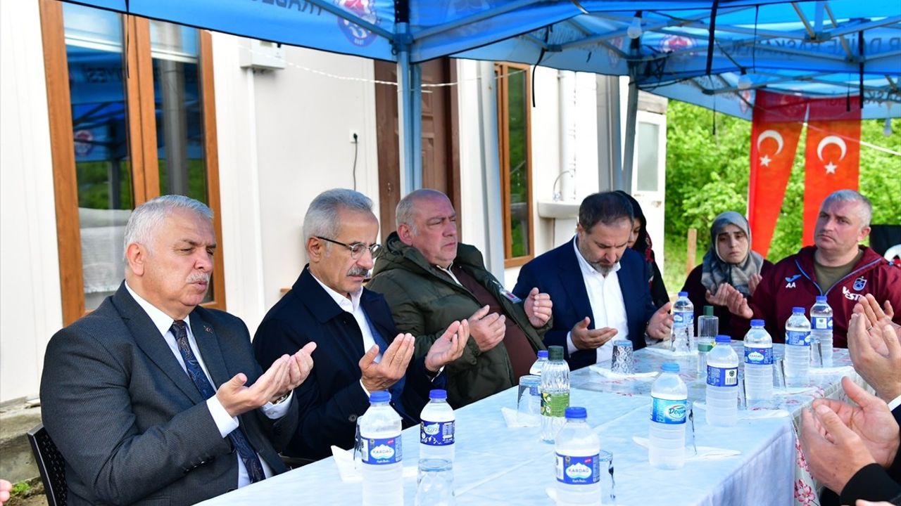 Ulaştırma ve Altyapı Bakanı Uraloğlu'nun Şehit Berat Mecit Day'ın Ailesine Ziyareti