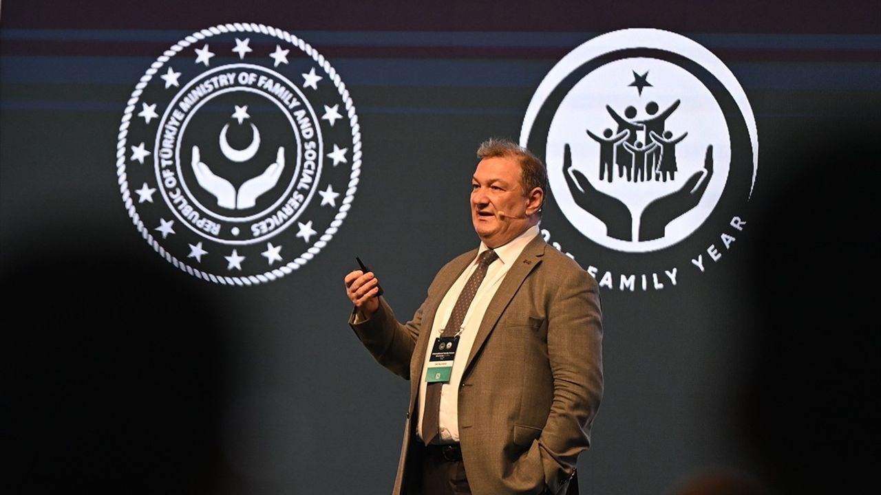 Uluslararası Aile Forumu'nda Doğum Hızı Düşüşü ve Cinsiyet Değiştirme Tartışmaları