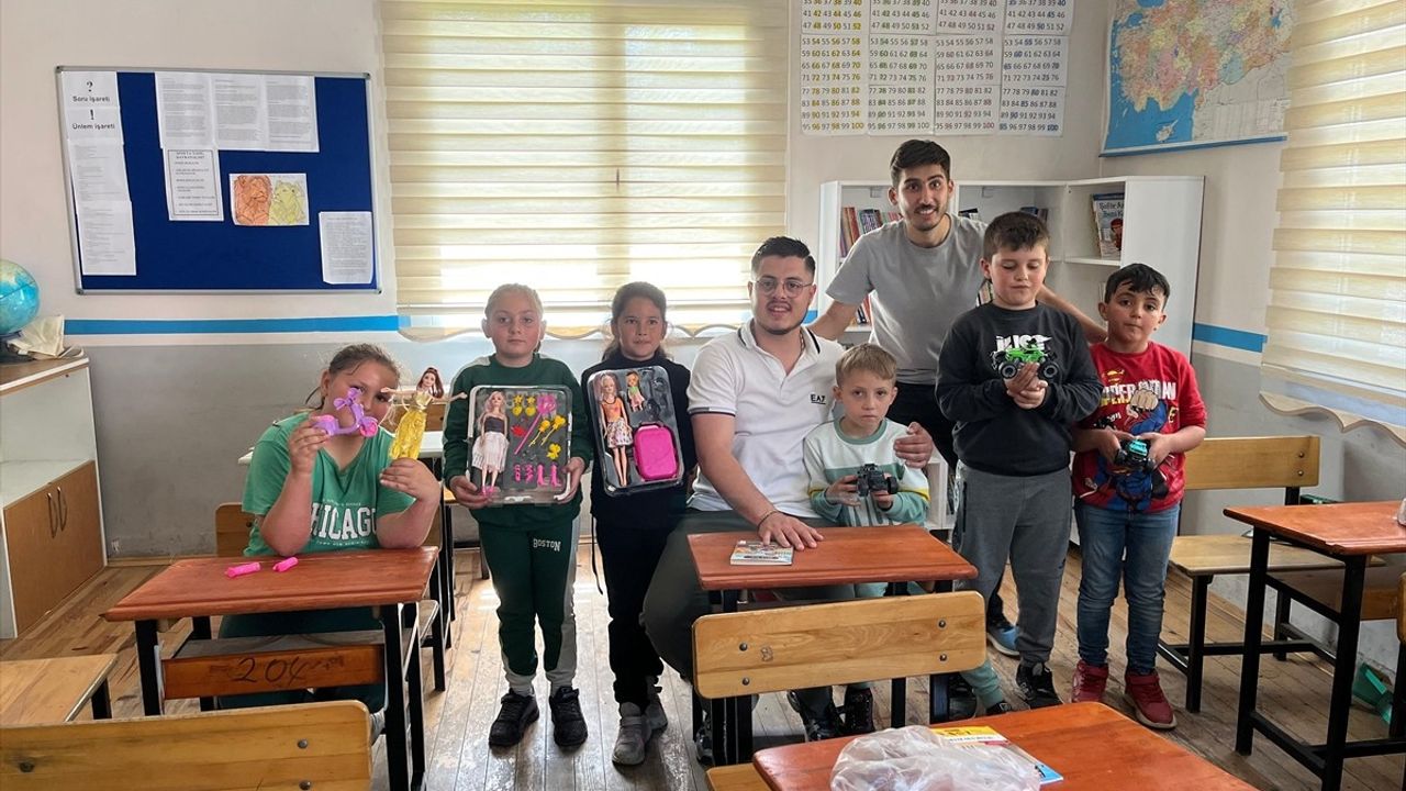 Üniversite Öğrencileri, Köy Okuluna Hayallerini Taşıdı