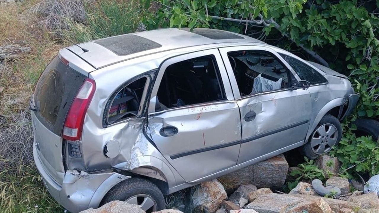 Uşak'ta Devrilen Araçta Dört Kişi Yaralandı