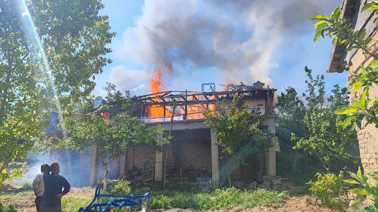 Uşak'ta Tek Katlı Evde Yangın: 1 Kişi Hayatını Kaybetti