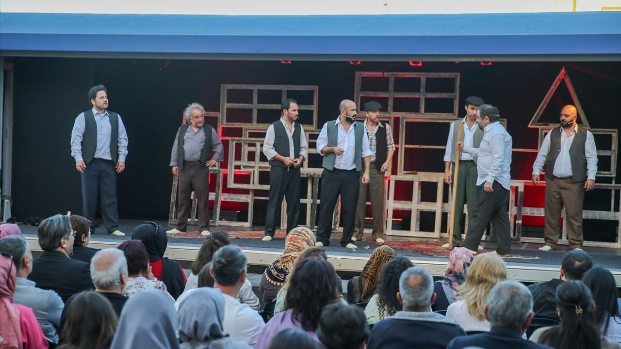 Vagon Sahne Projesi Uşak'ta 'Misafir' Oyunu ile Sergilendi