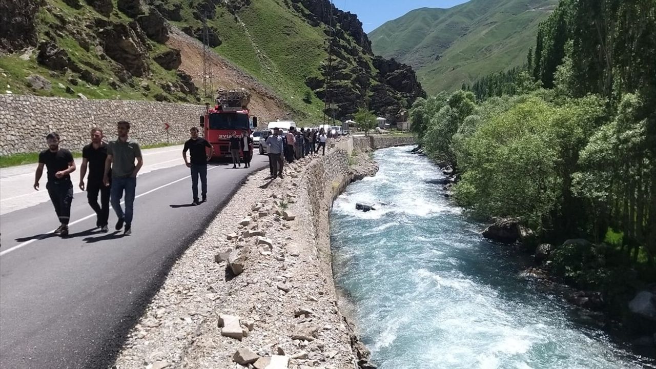 Van'da Dereye Düşen Hafif Ticari Araç Kurtarıldı
