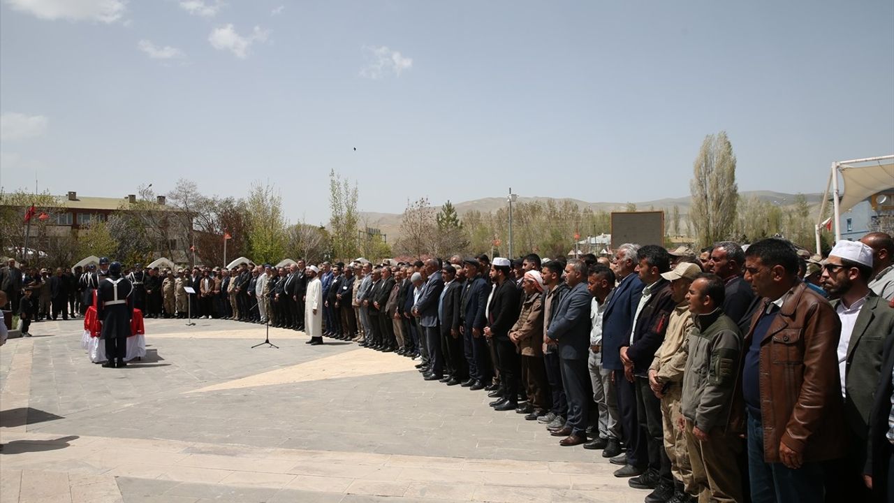 Van'da Kalp Krizi Nedeniyle Şehit Olan Güvenlik Korucusuna Veda Töreni