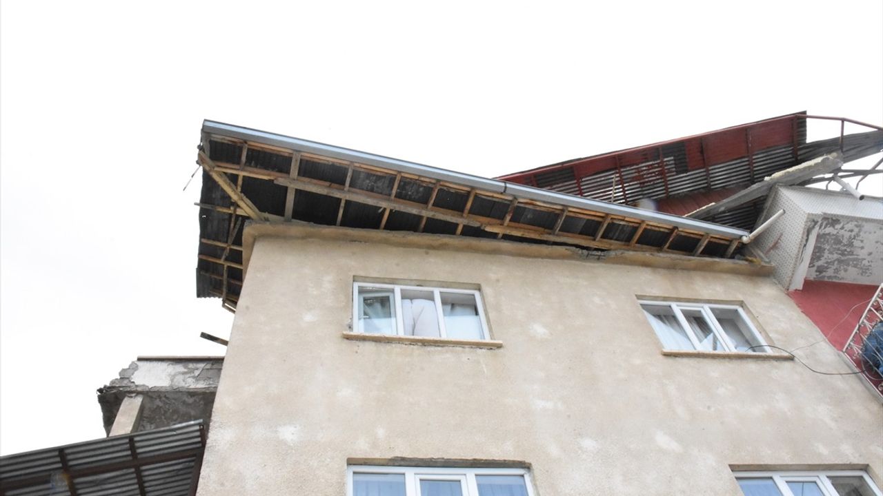 Van'da Şiddetli Rüzgar Çatıları Uçurdu