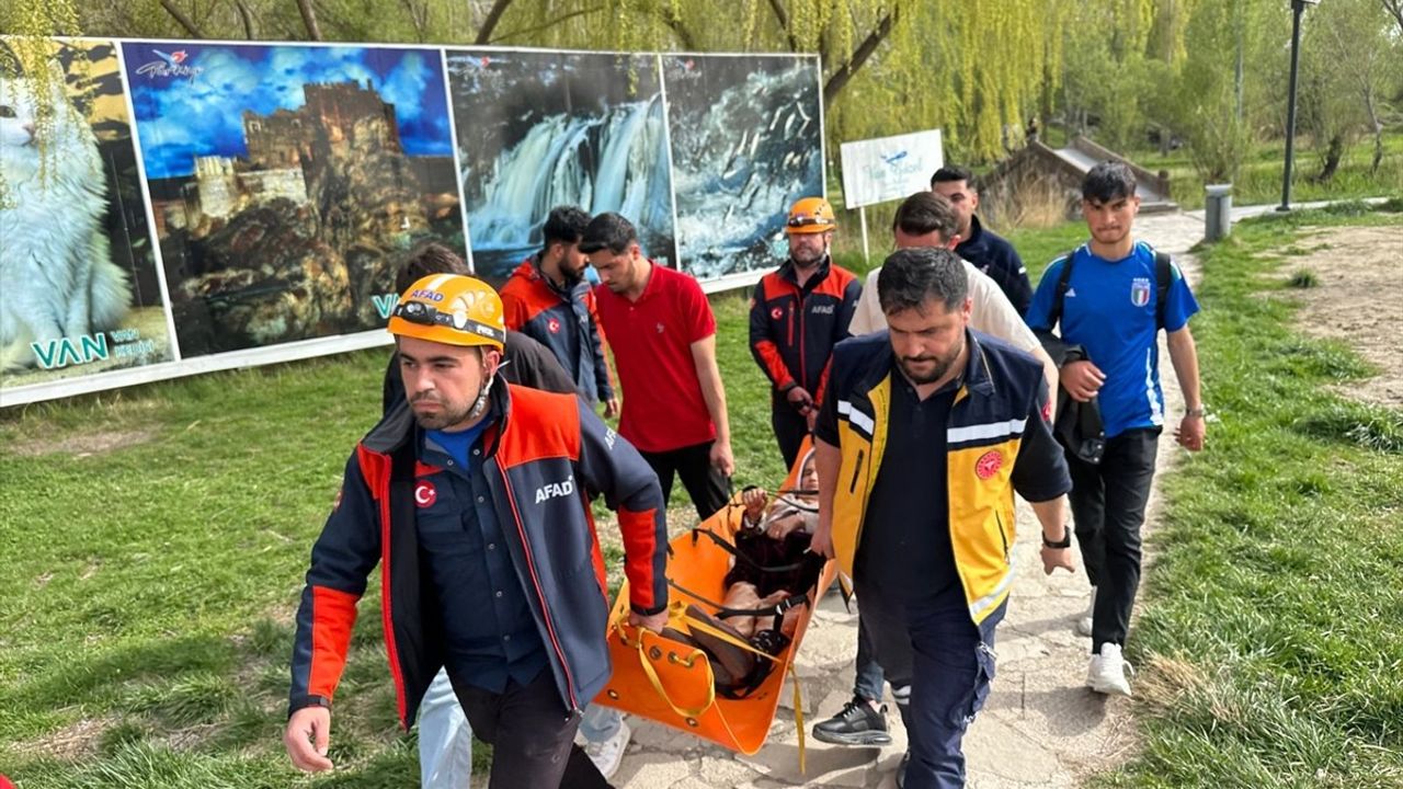 Van Kalesi'nde Kayalık Alandan Düşen Kadın Hastaneye Kaldırıldı
