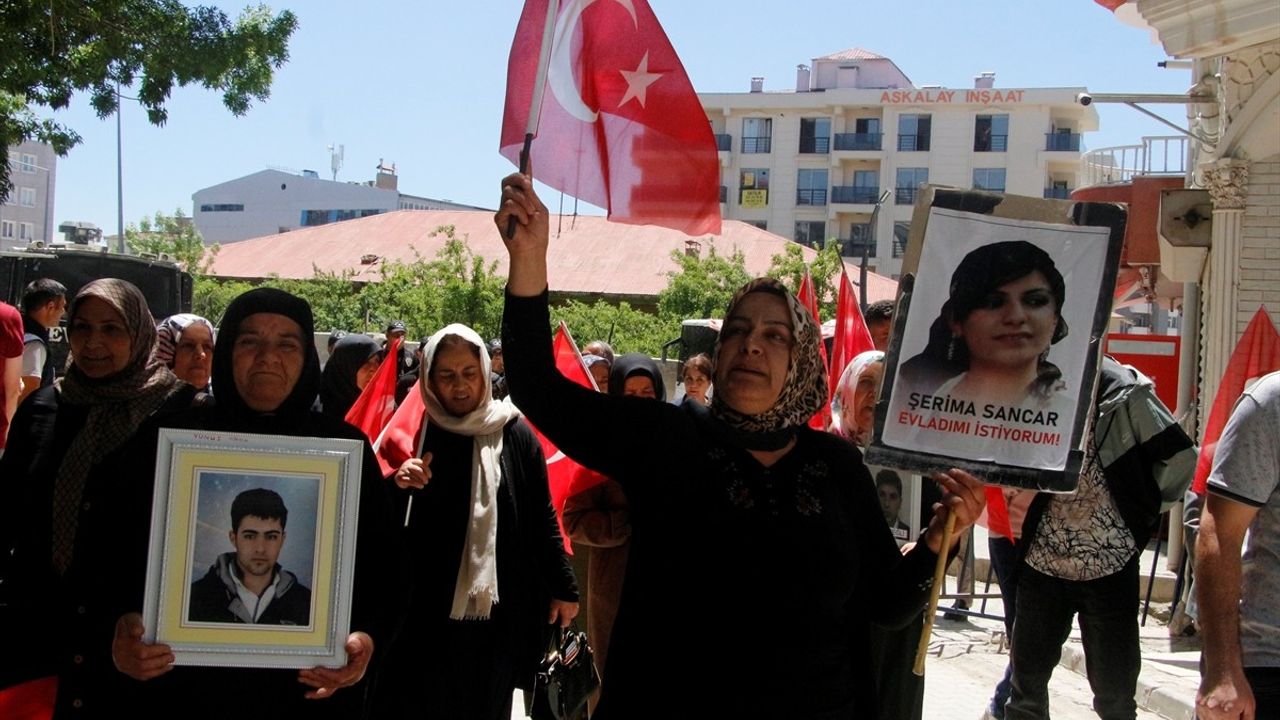 Vanlı Aileler, DEM Parti Önünde Eylemlerini Sürdürüyor