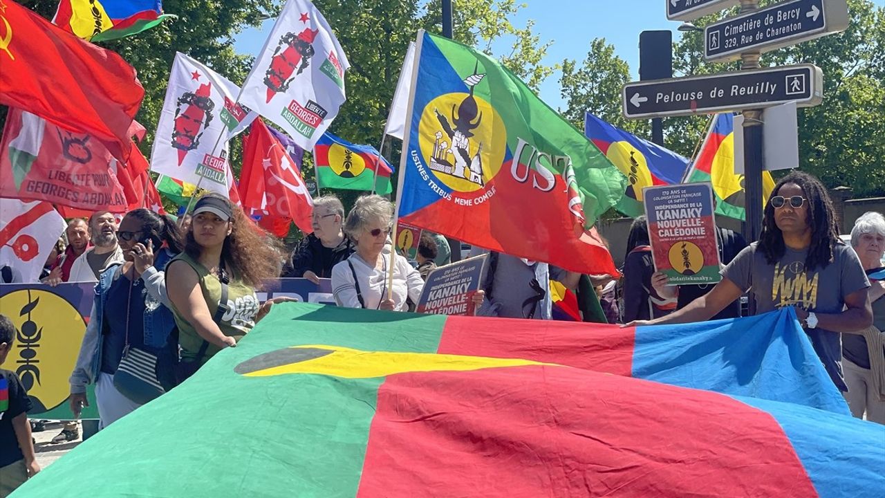 Yeni Kaledonya İçin Paris'te Bağımsızlık Yürüyüşü