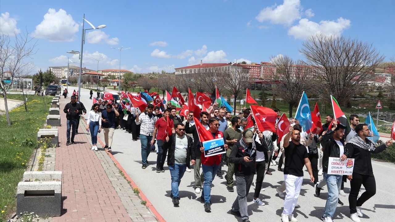 Yozgat'ta Öğrenciler Gazze ve Doğu Türkistan İçin Yürüdü