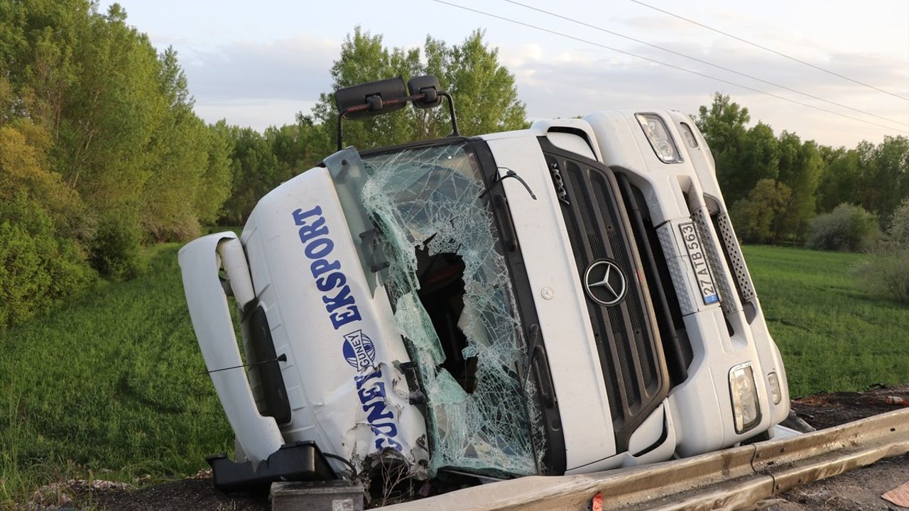 Yozgat'ta Tanker Devrildi, Sürücü Yaralandı