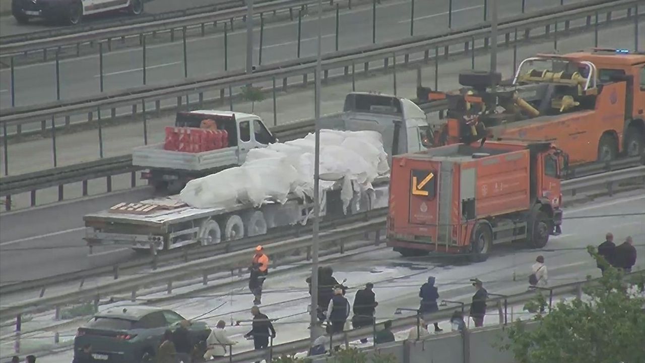 Zeytinburnu'nda Tır Kazası Sonucu D-100 Kara Yolunda Trafik Sıkışıklığı