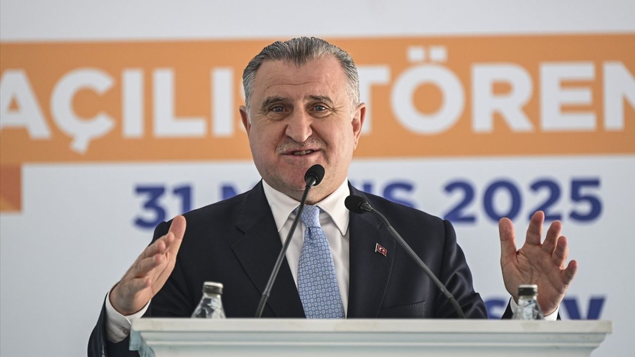 Zeytinburnu'nda Veliefendi Kapalı Yüzme Havuzu Açıldı