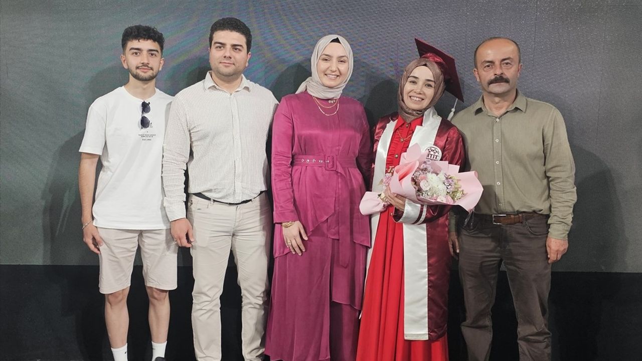 44 Yaşında Üniversiteden Birincilikle Mezun Olan Anne