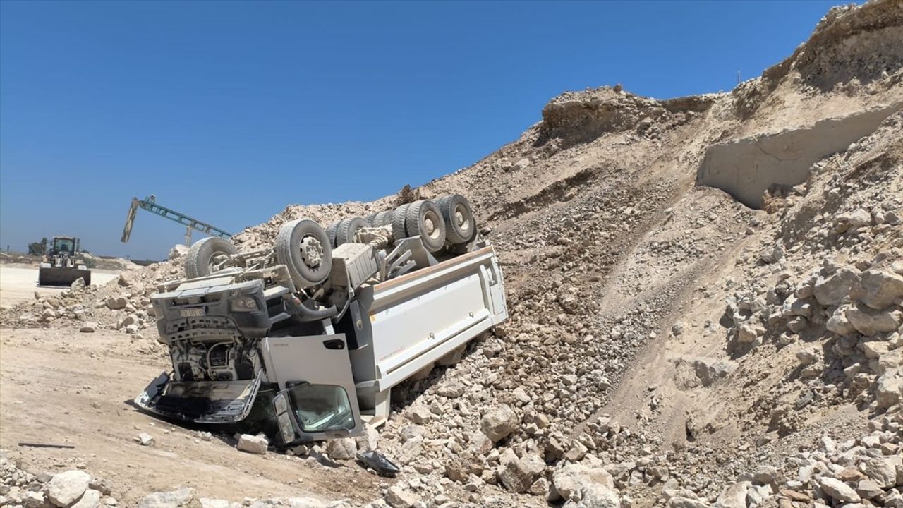 Adana'da Hafriyat Kamyonu Devrildi: Bir Sürücü Hayatını Kaybetti