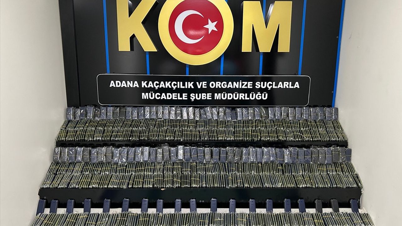 Adana'da Kaçak Malzeme Operasyonu: 2 Bin 100 Cep Telefonu ve 12 Bin Güneş Gözlüğü Ele Geçirildi