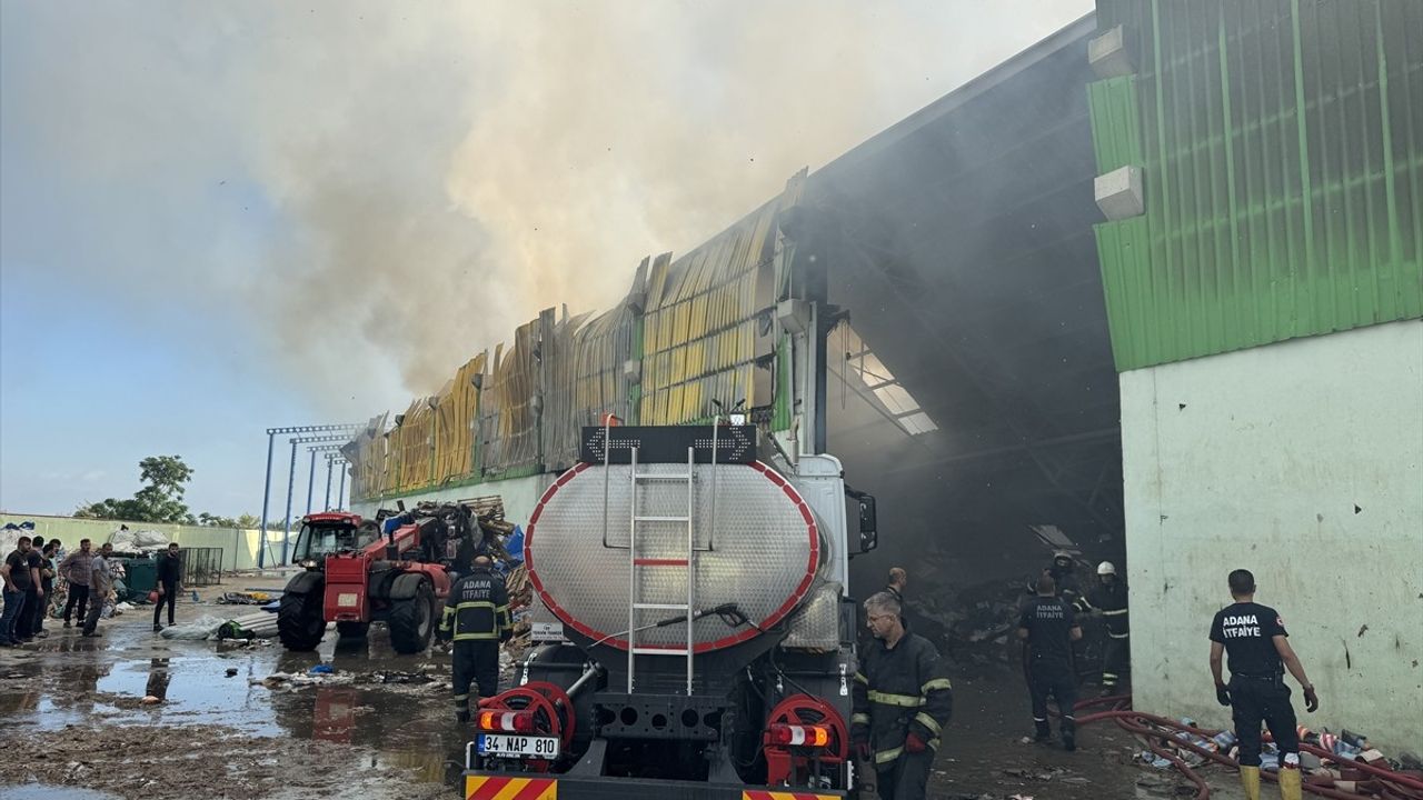 Adana'daki Geri Dönüşüm Tesisinde Yangın Kontrol Altına Alındı