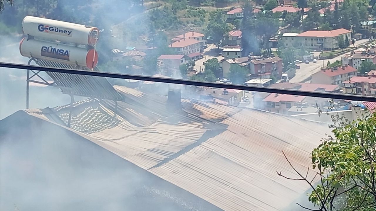Adana'nın Feke İlçesinde Ev Yangını Kontrol Altına Alındı