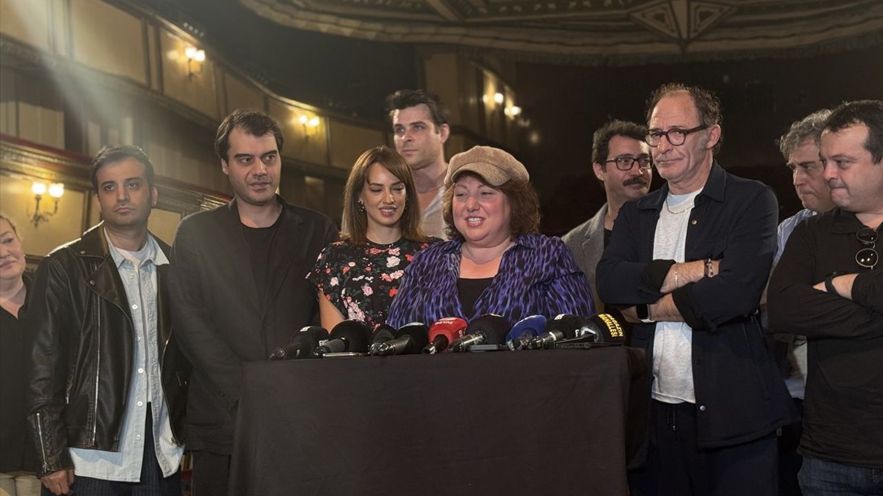 Adile Filmi Oyuncuları Basınla Buluştu