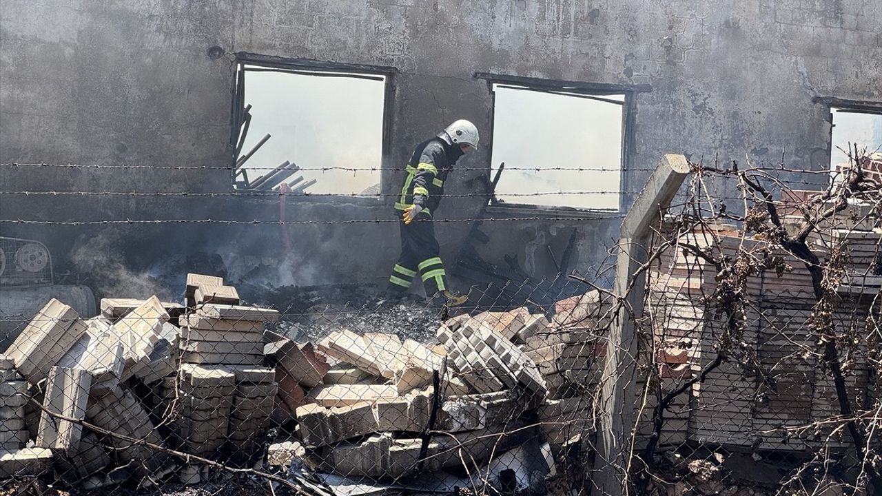 Adıyaman'da Fabrika Yangını Kontrol Altına Alındı