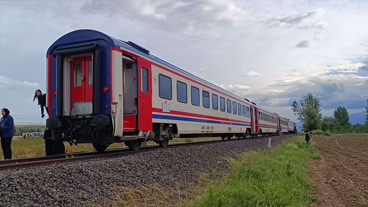 Afyonkarahisar'da Tren Kazası: Minibüs Sürücüsü Yaralandı