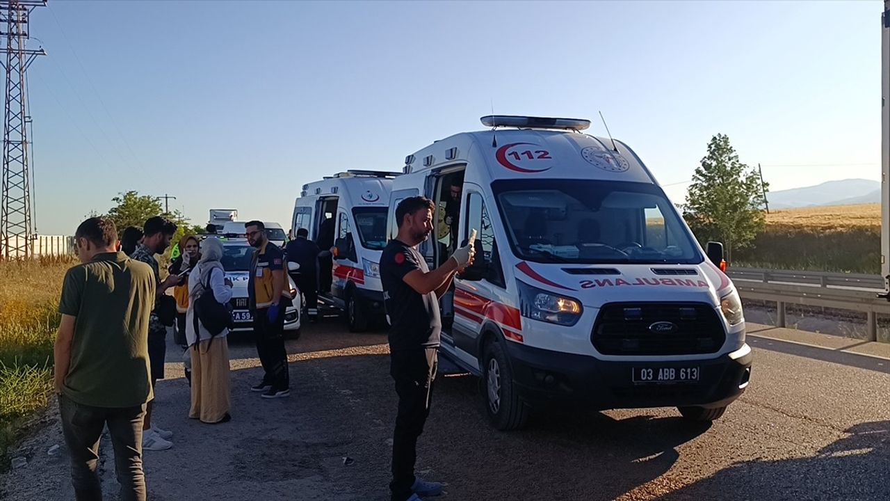 Afyonkarahisar'da Yolcu Otobüsü Tıra Çarptı: 9 Yaralı
