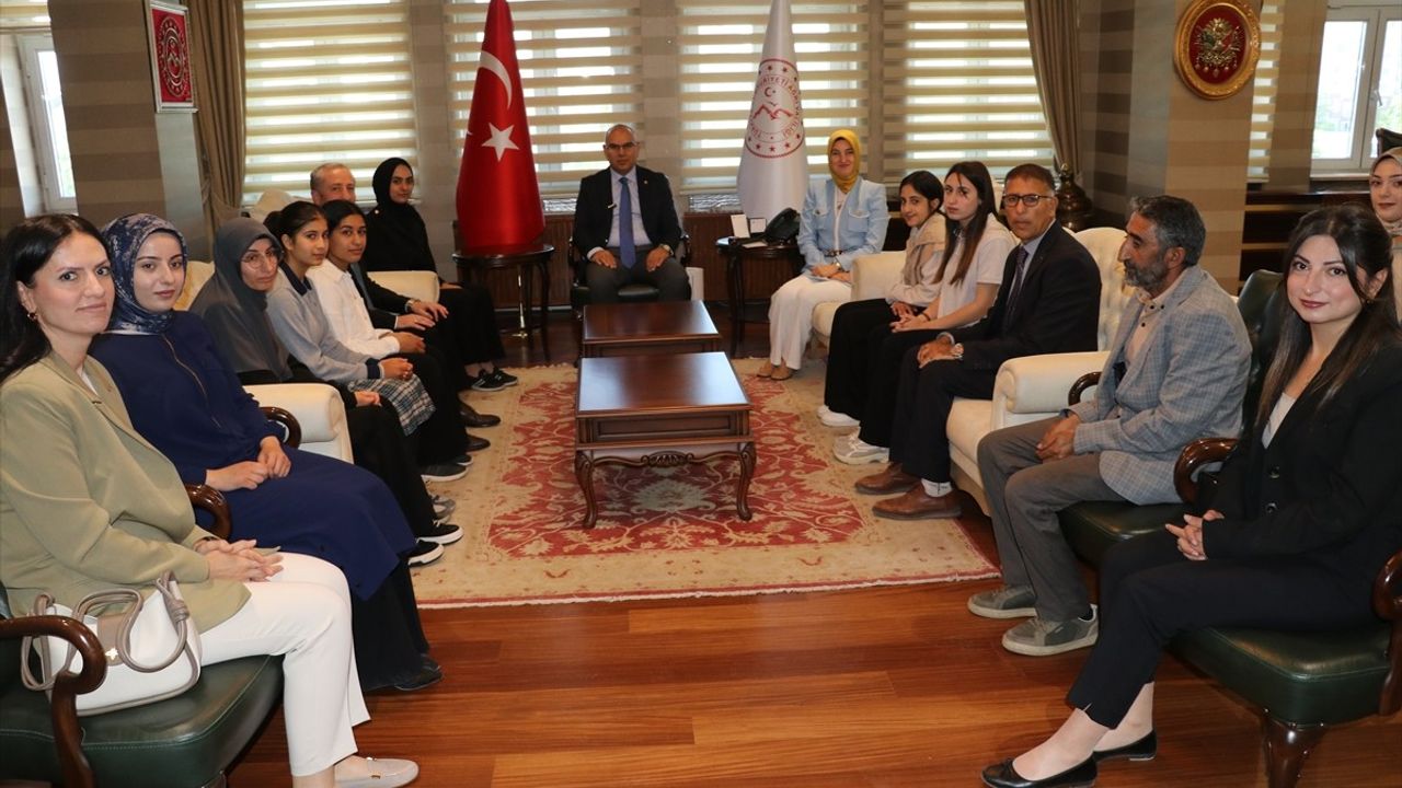 Ağrı'da Öğrenciler Karnelerini Aldı