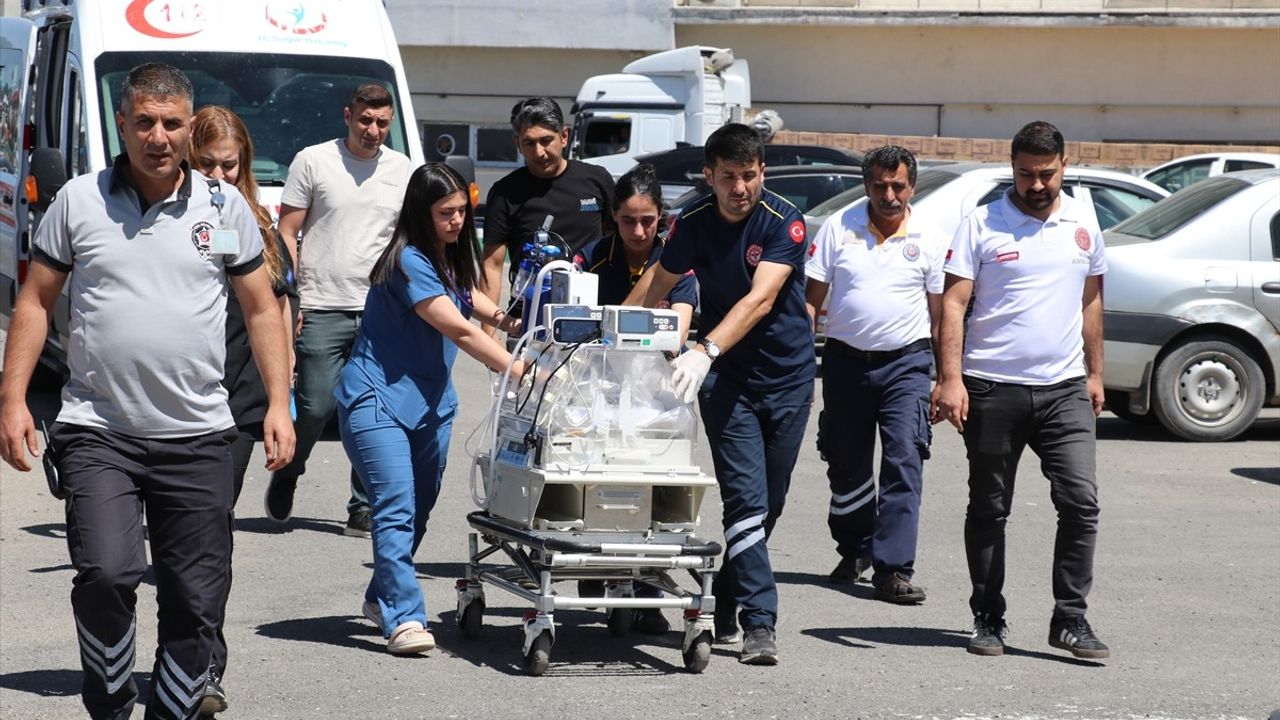 Ağrı'dan Bitlis'e Ambulans Helikopterle Bebek Nakli