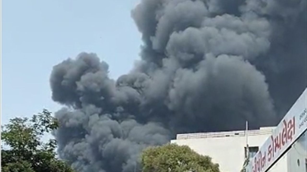 Ahmedabad'da Yolcu Uçağı Düştü