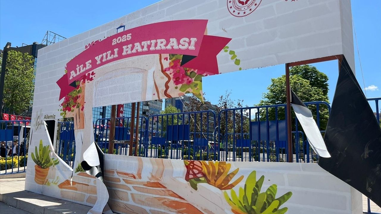 Aile Yılı Panosuna Zarar Veren Gençlerle Görüşme